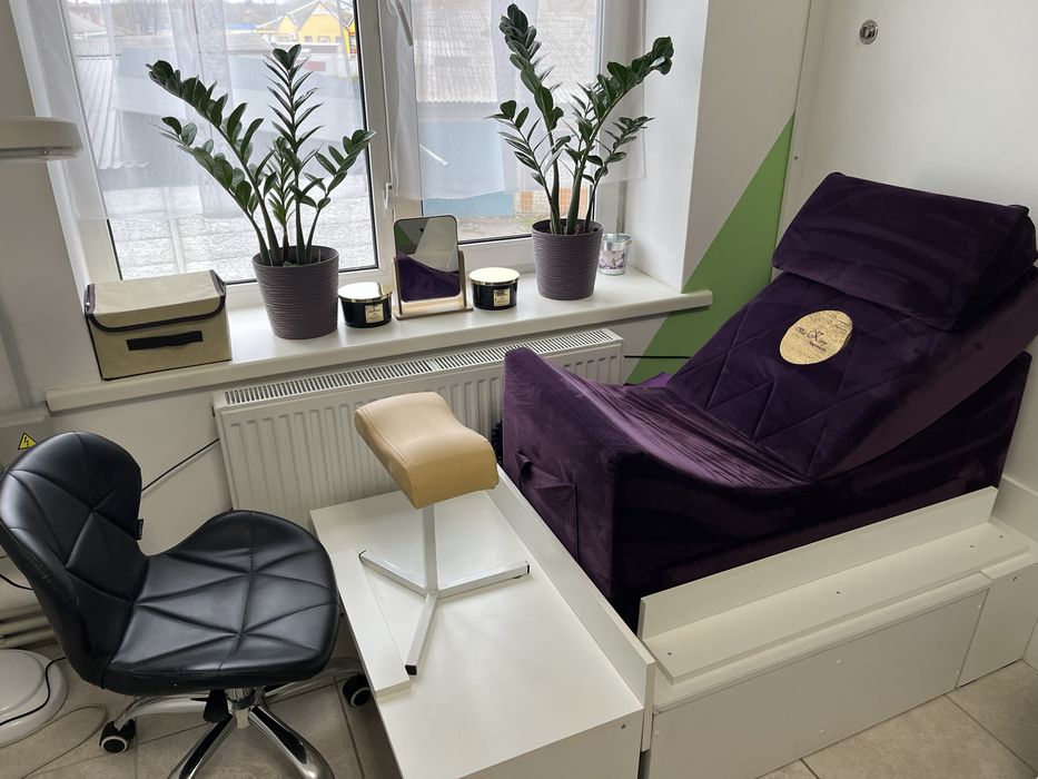 Продам педикюрне крісло, стілець, тринога, тумба-помічниця.