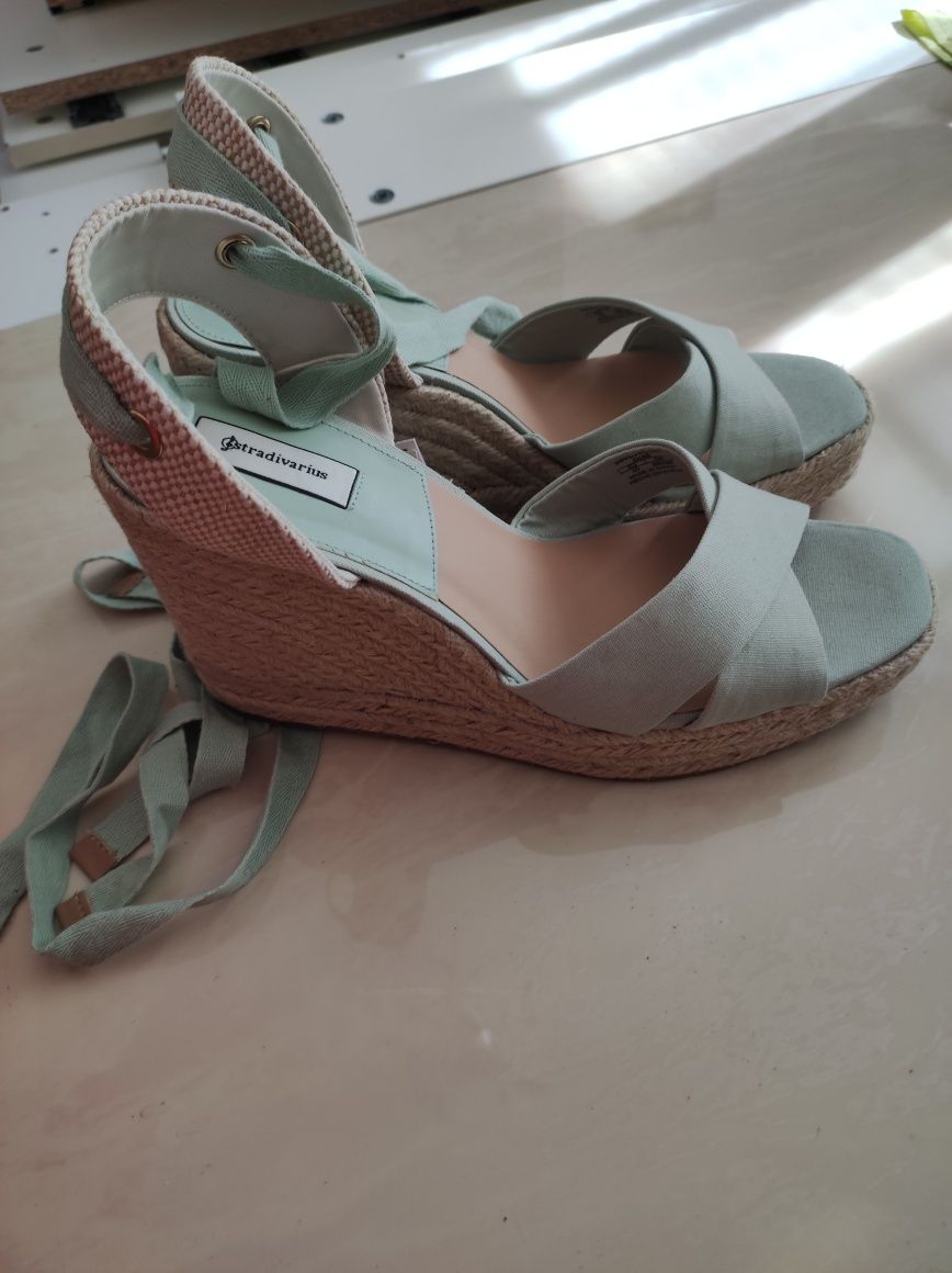 Новые босоножки на танкетке Stradivarius, размер 40-41
