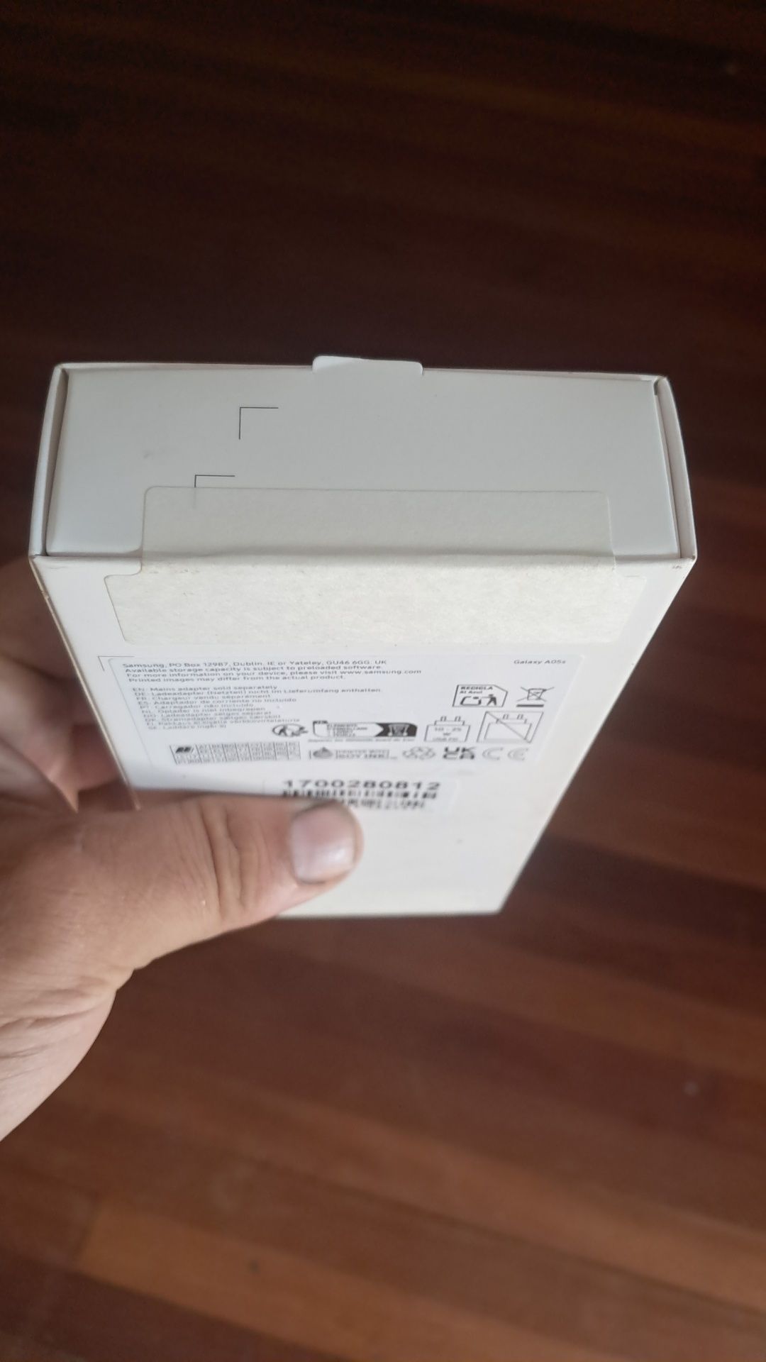 Telemóvel novo inda por abrir