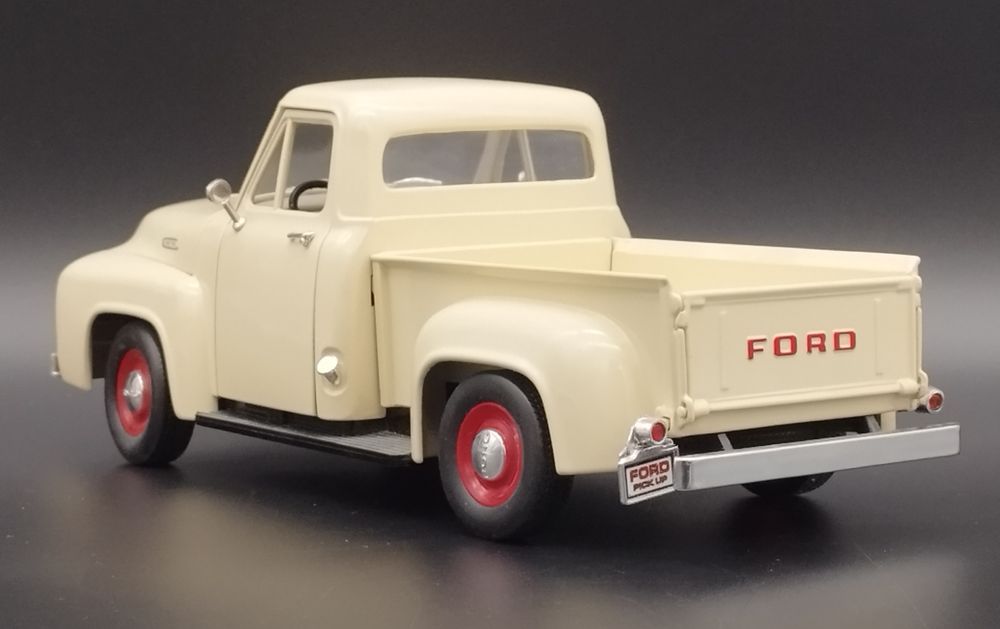 1:18 Road Legends  Ford Pick Up 1953 Colonial White model