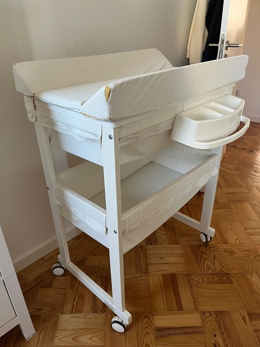 Muda fraldas móvel c/banheira Trama + Cadeira de papa IKEA c/tabuleiro