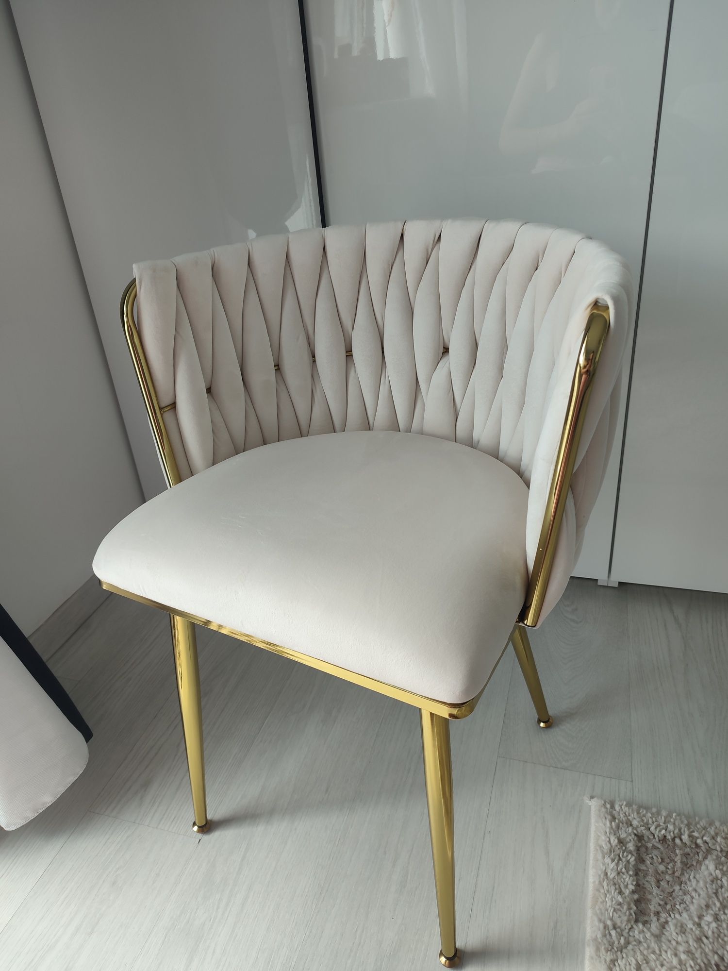 Nowe krzesło na złotych nogach welurowe beżowe beige