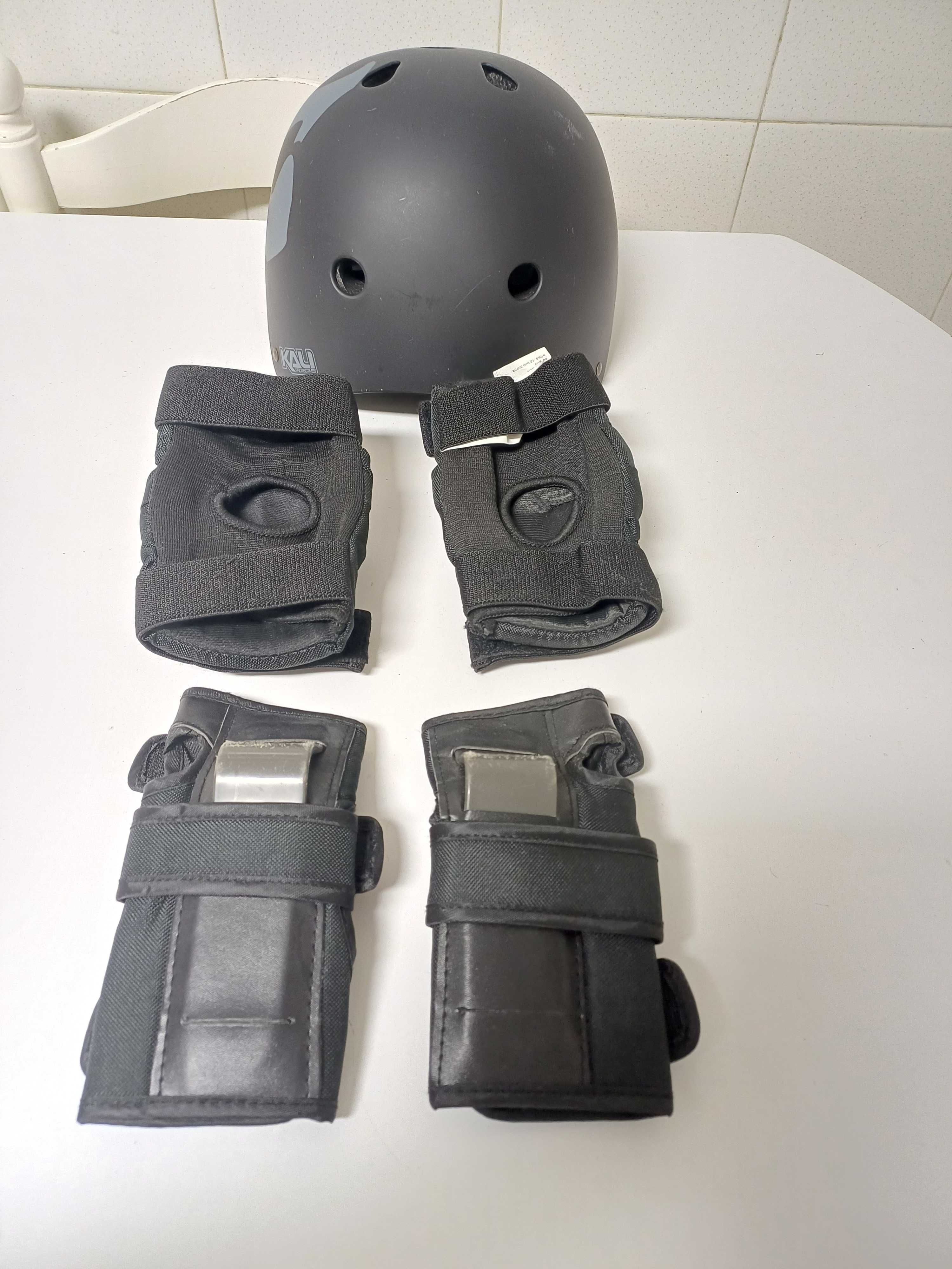 Capacete e 4 proteções para desporto