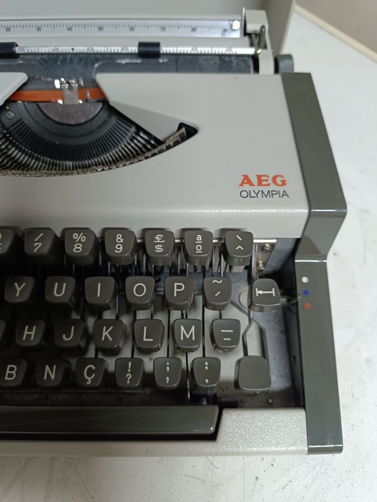 Máquina de escrever AEG