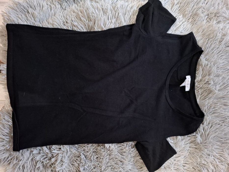 Czarny T-shirt..