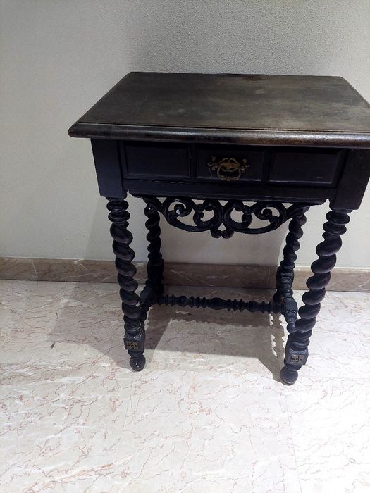 Mesa de cabeceira em pau Santo