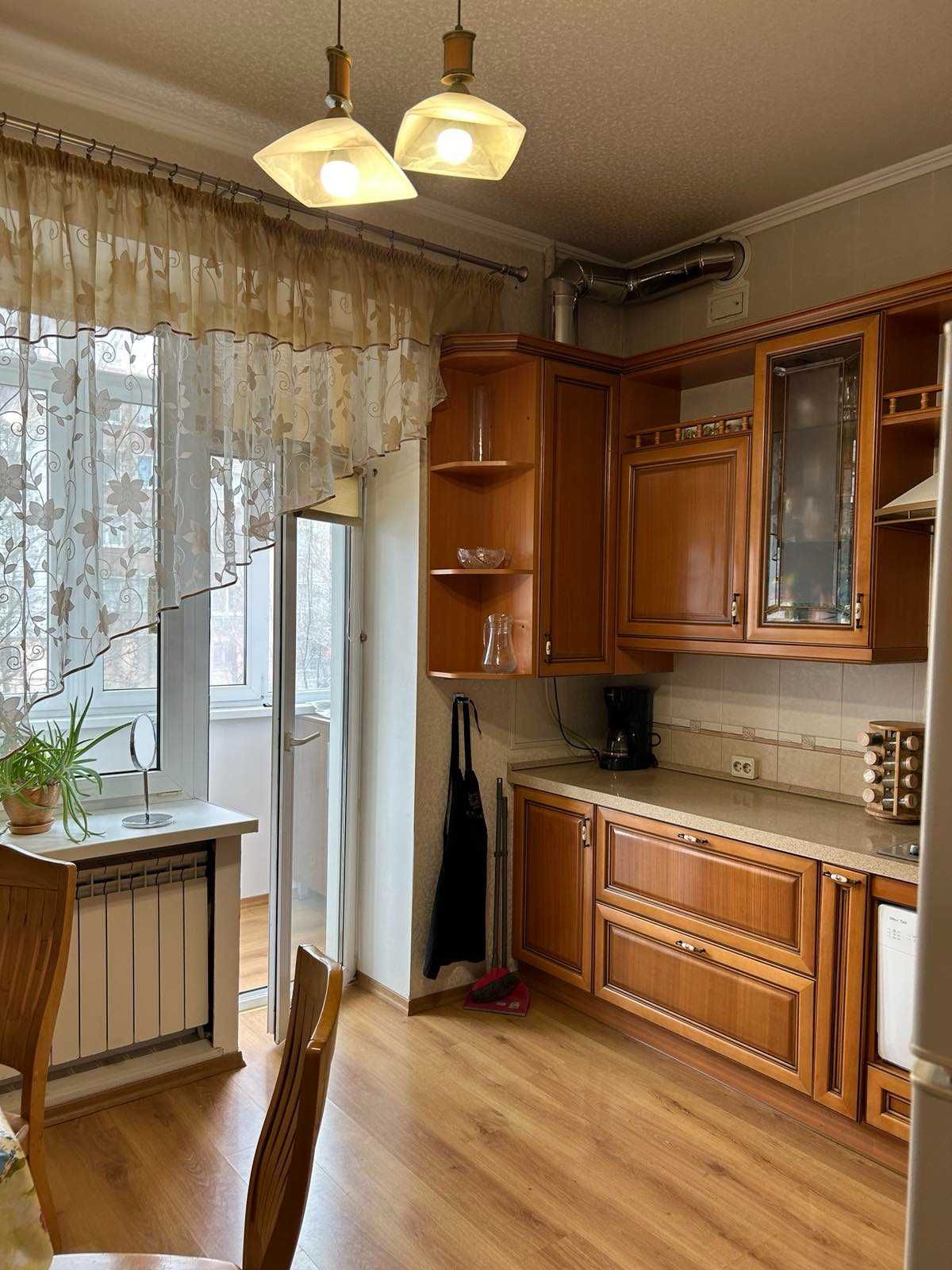 Продам 3-х комнатную квартиру - бельэтаж - Космическая -90 м.кв!