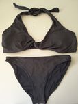 Czarne bikini idealne na lato
