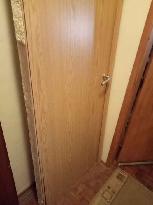 Porta com aro e puxadores