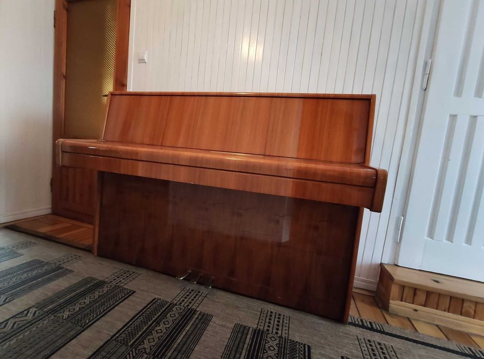 Pianino Legnica Model M-100C