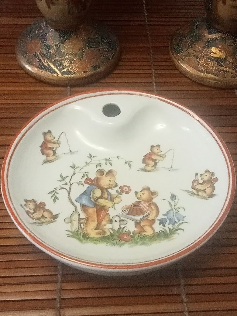 Belo prato de porcelana infantil
