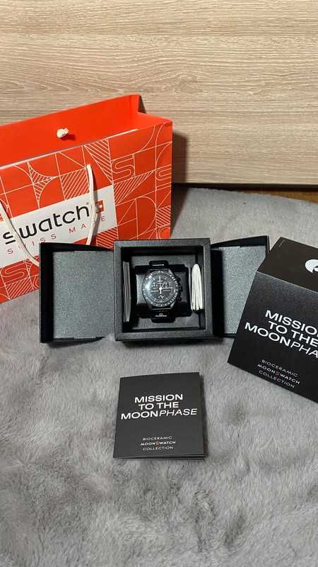 Omega x Swatch Snoopy SO33B700 - Czarny Księżyc w 3D Designie