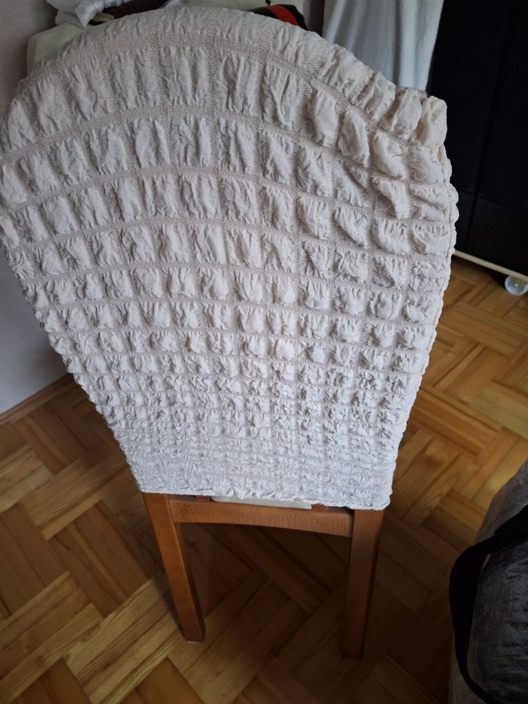 6 szt.  pokrowce na krzesła beżowe.