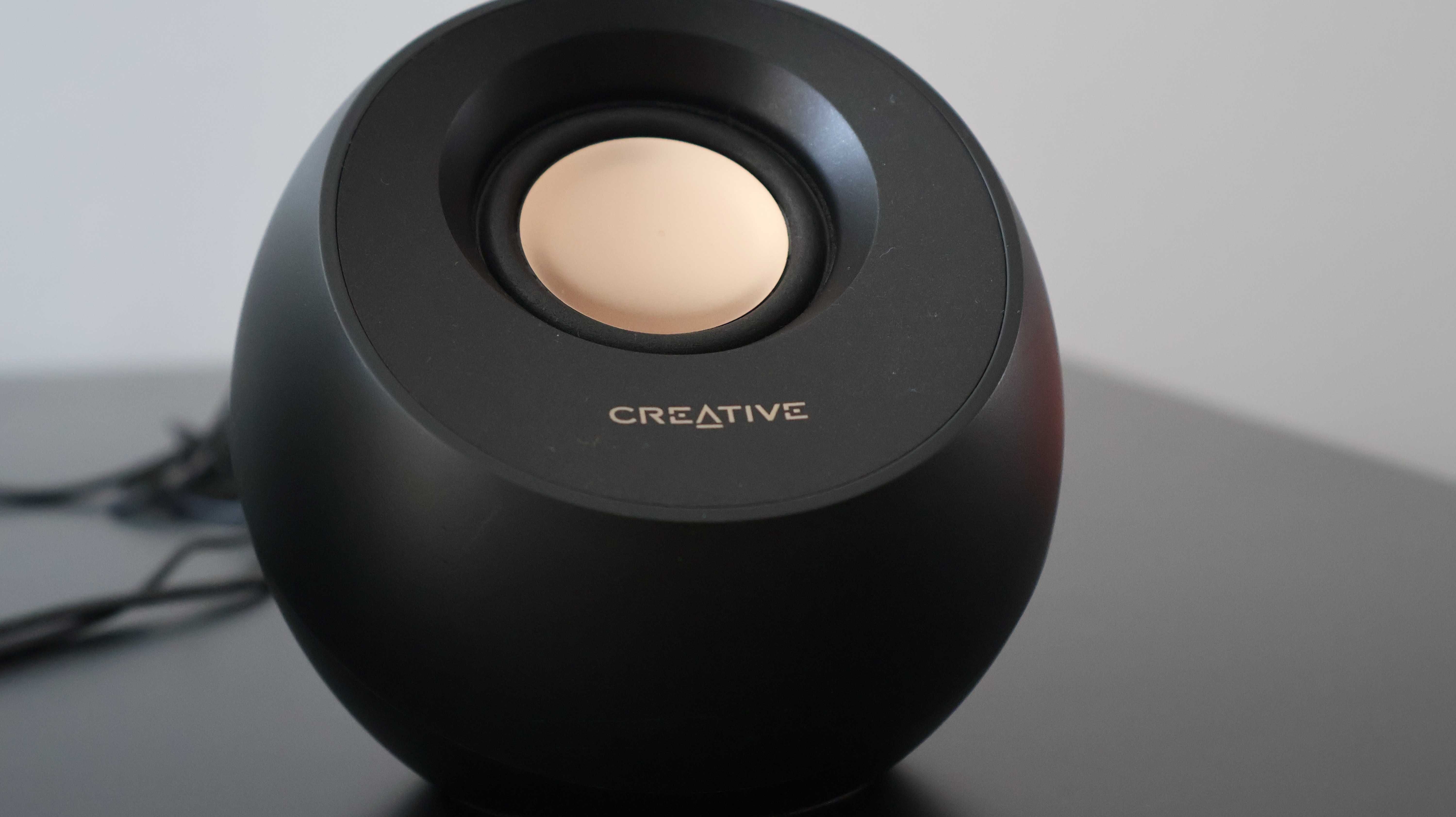 Webcam Logitech Full HD 1080p Preta + Colunas Creative Pebble 2.0