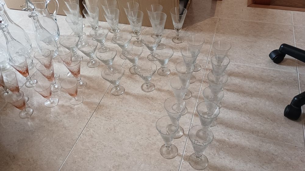 Copos antigos, Garrafas, Jarro... Coleção com cerca de 80 peças no tot