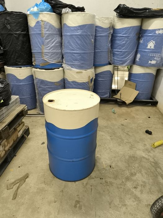 Vende-se barris de 50 litros .