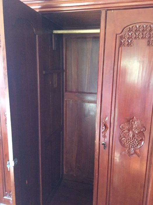 Szafa drewniana - ogromna, rzeźbiona, 213 cm wys. x 227 cm szer.