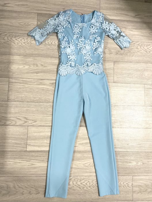 Голубой комбинезон с гипюром