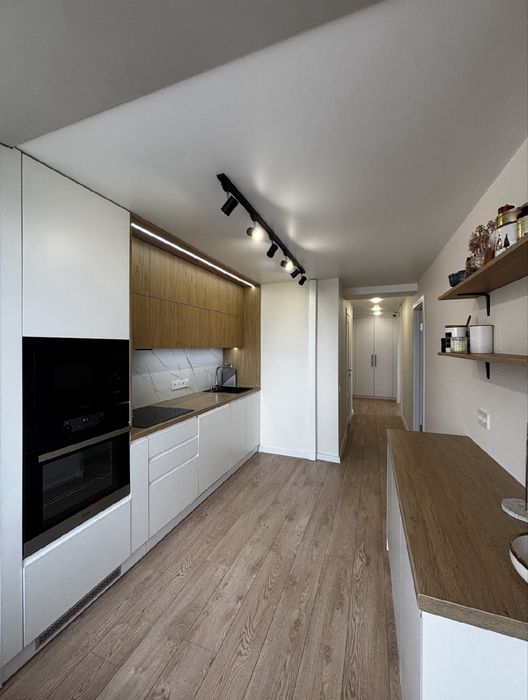 Центр міста! Сучасна трикімнатна квартира.