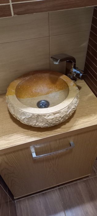 Kamienna kamień umywalka miska bateria i półka
