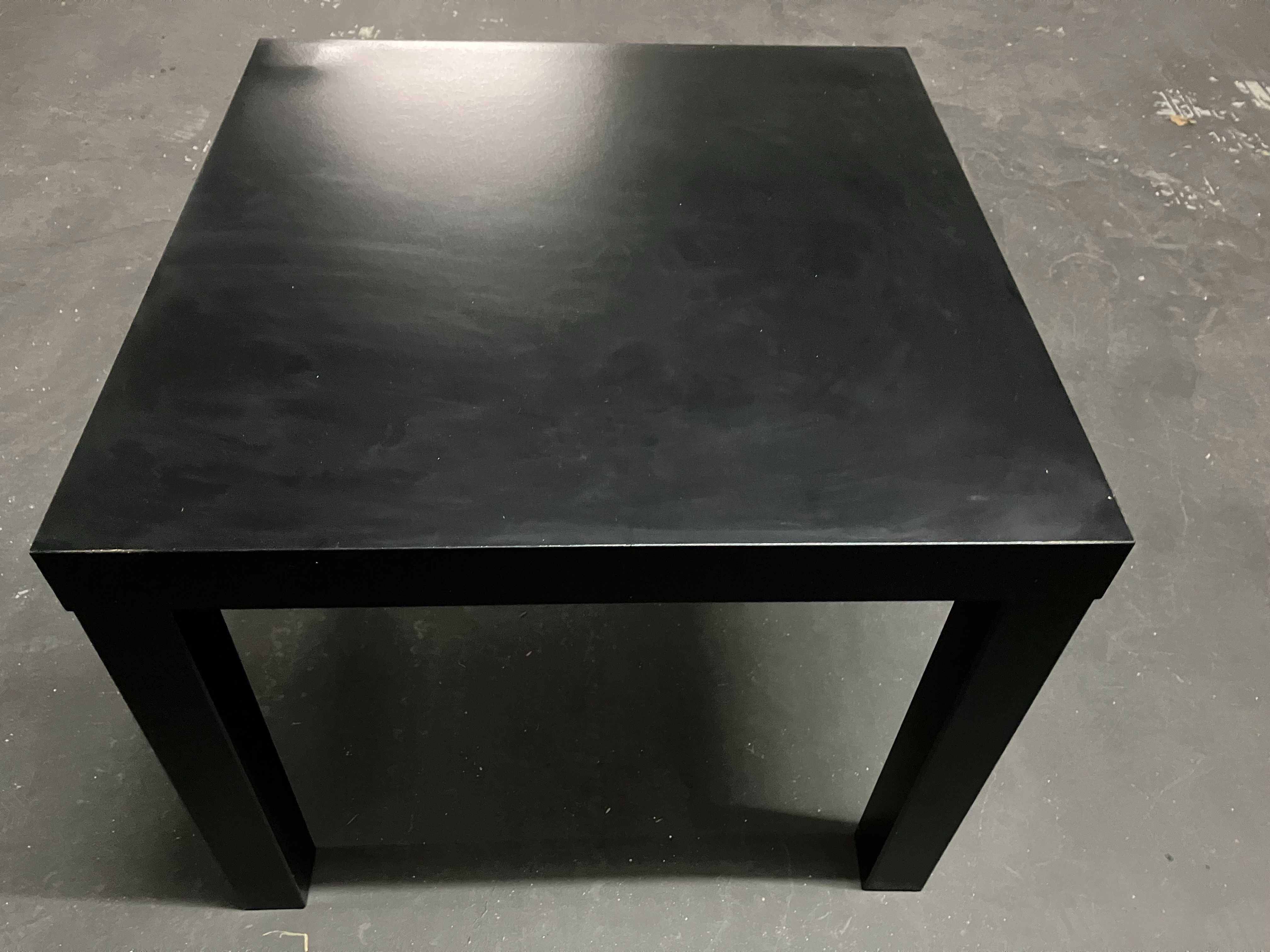 Mesa de cabeceira/apoio ou minimesa de centro. Leve e de cor neutra.