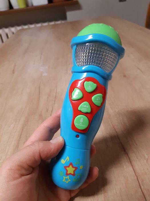 Mikrofon zabawka gra i świeci