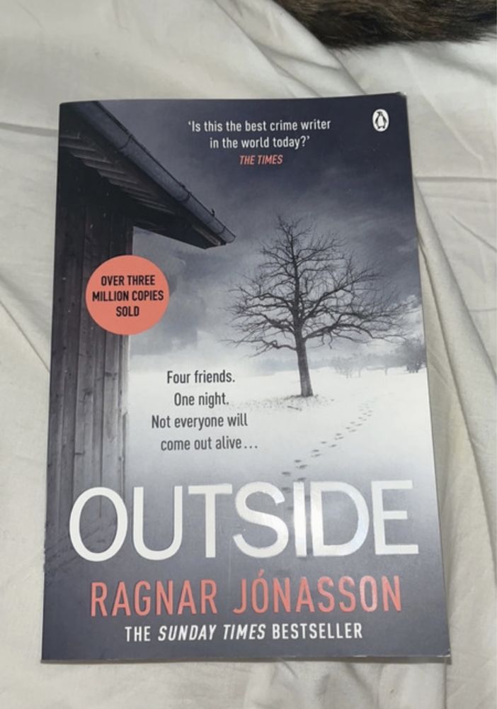 Livro inglês "outside" de Ragnar Jónasson