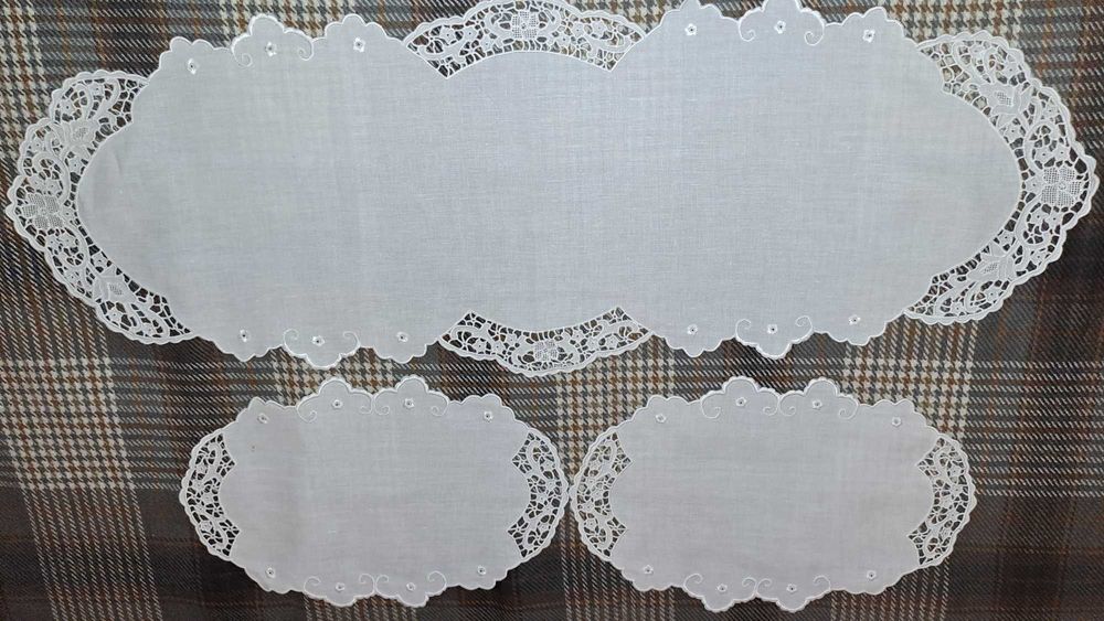 Naperons (3) em linho "Bordado Manual da Lixa"