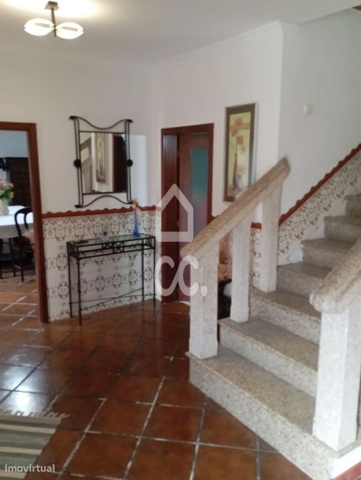 Moradia em Pedra com Jardim e Vista de Campo