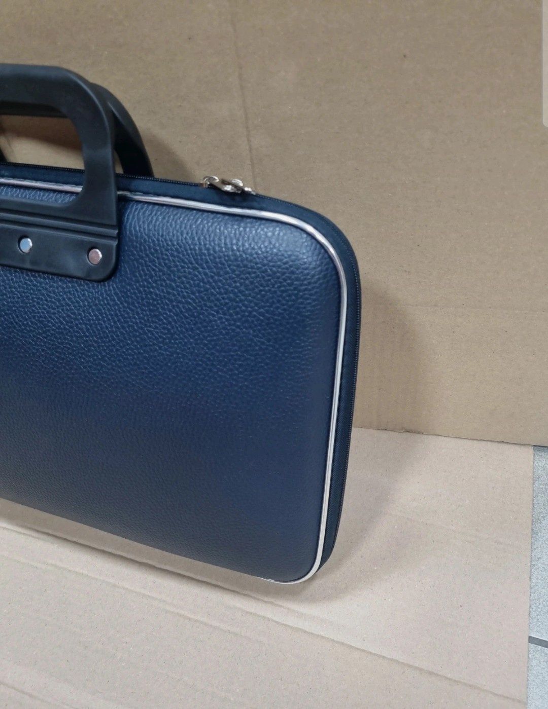 Teczka granatowa na laptop 15,6 cali