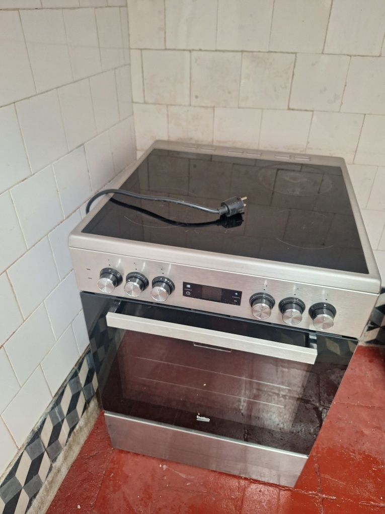 Vendo fogão com forno eléctrico belko em óptimo estado por 50 euros