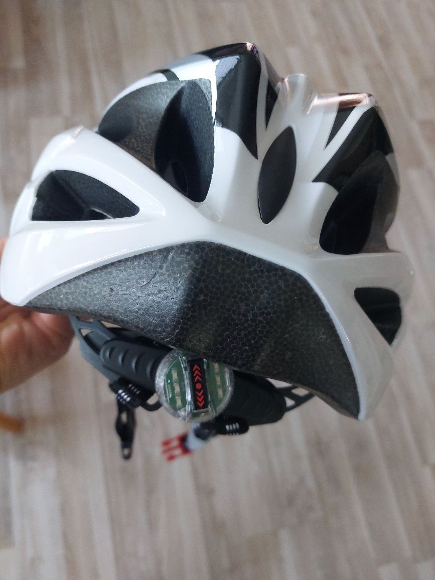 Kask rowerowy nowy uniwersalny z oświetleniem