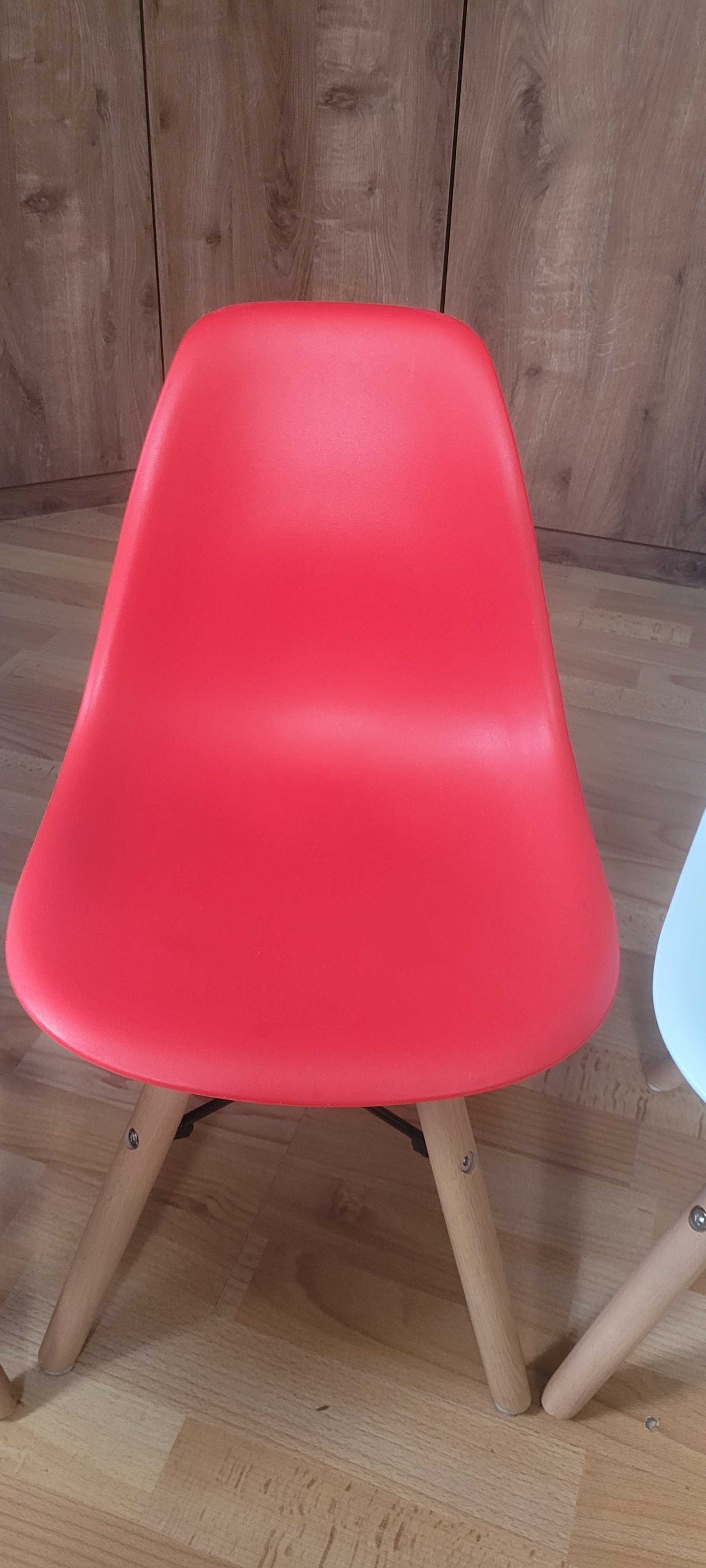 4 krzesła skandynawskie dziecięce 2 białe, zielone i czerwone stan bdb