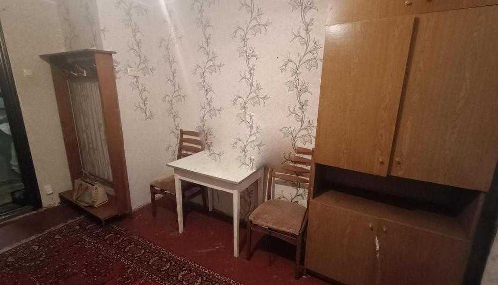 Продам гостинку метро Армейская 2 минуты