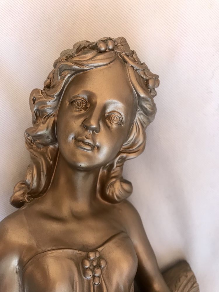 Estatueta dourada lindíssima com pormenores perfeitos 50 cm altura