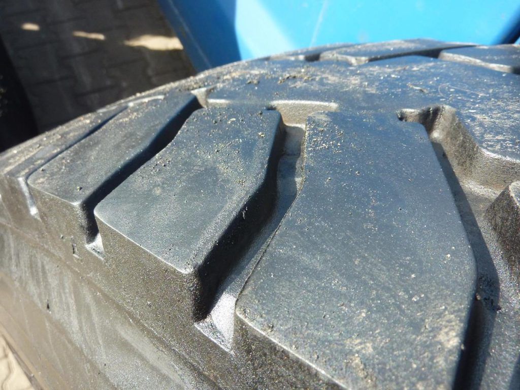 Opona używana ciężarowa 325/95R24 12.00R24 GOODYEAR 700zł C2108