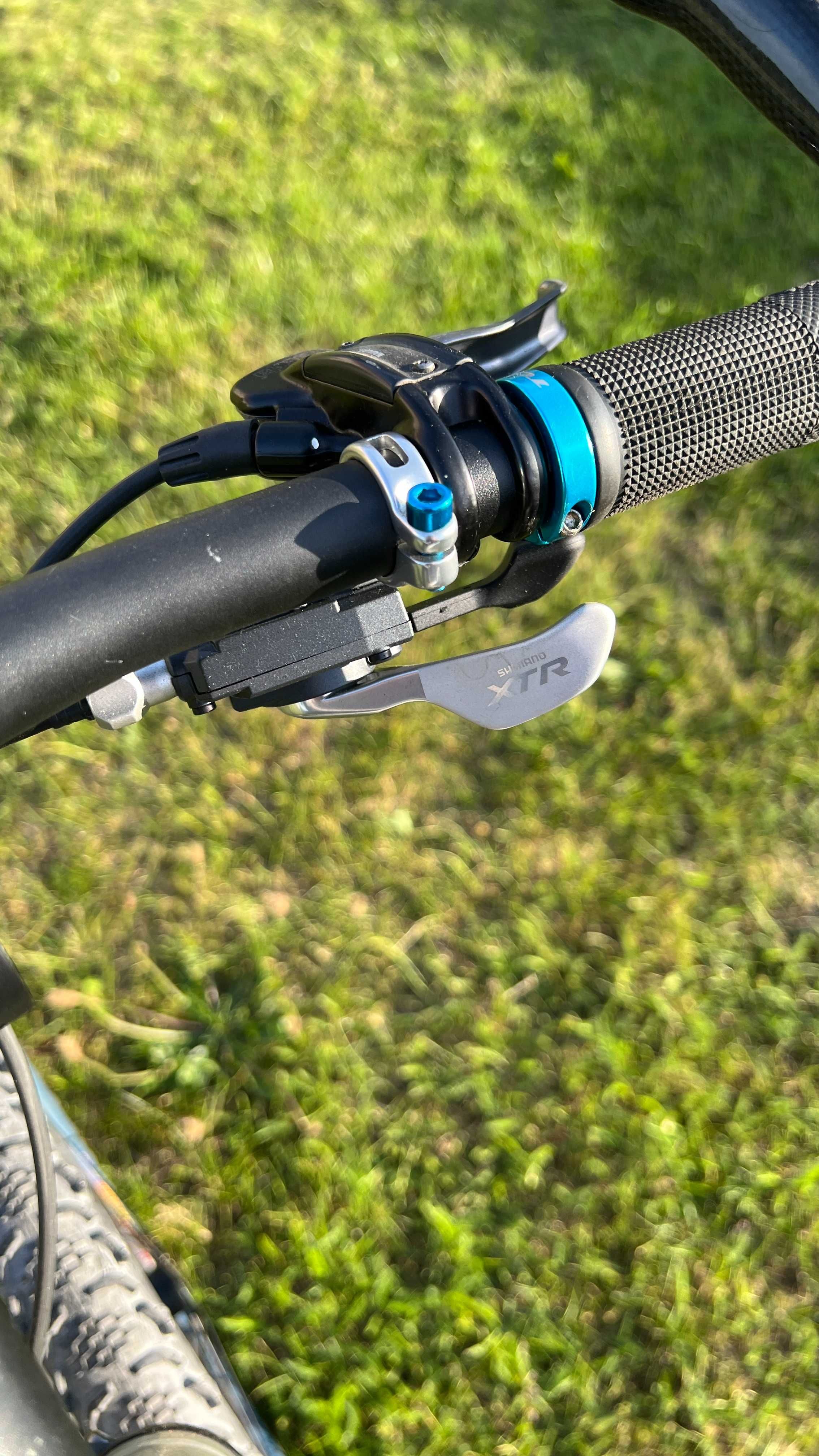 Rower na najlepszych podzespołach Cannondale lefty.