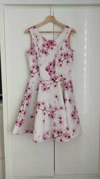 Piękna rozkloszowana sukienka ze wzorem kwiatów wiśni Sakura