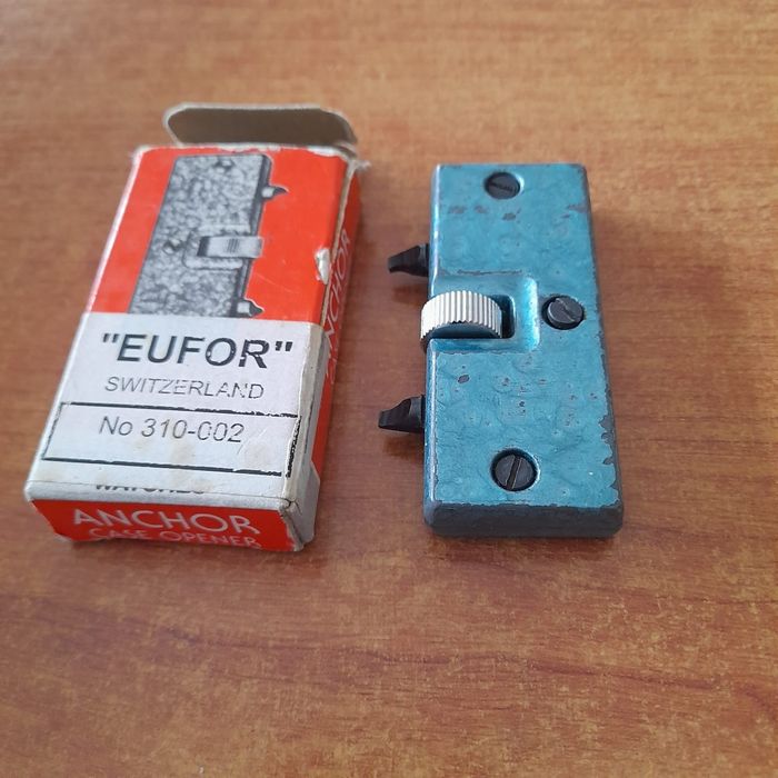 Máquina para abrir/fechar relógios