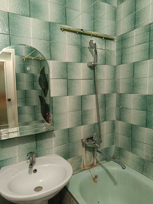 Продам гостинку Комунальний ринок