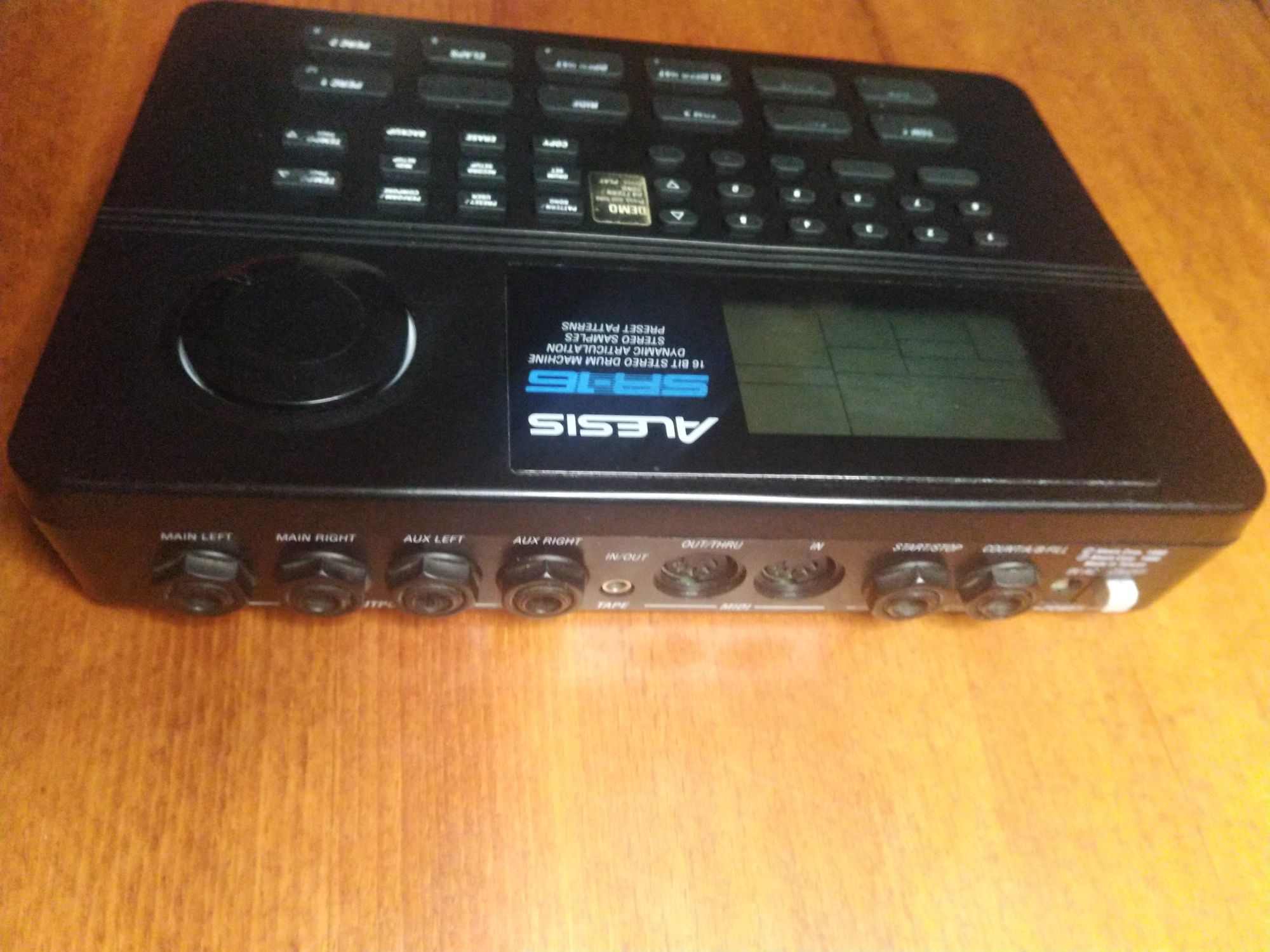 Легендарна alesis sr16 ритм машинка драм машина ударна драммашина RX17