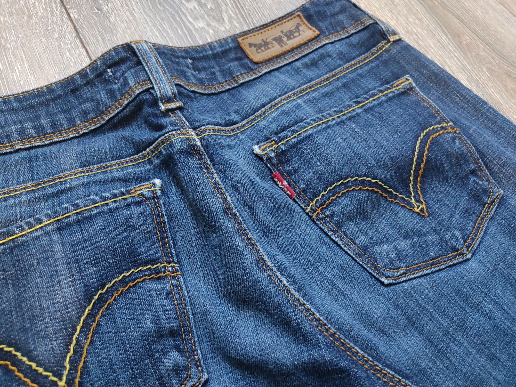 Женские джинсы Levi's 571