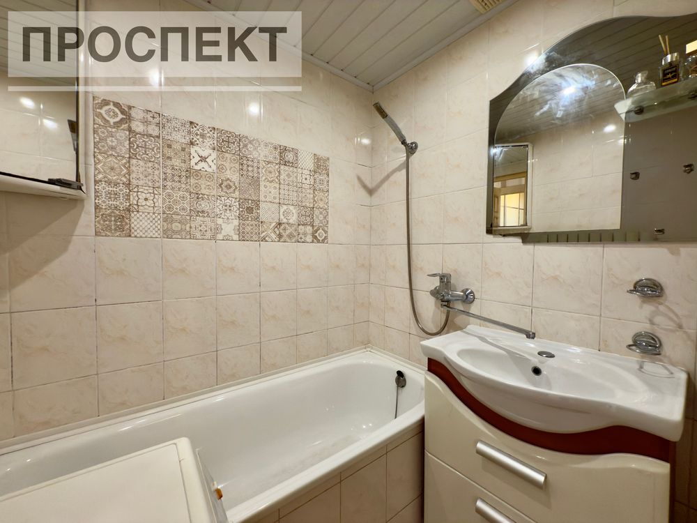 Продам 4 - кімн квартиру вул. Заливна
