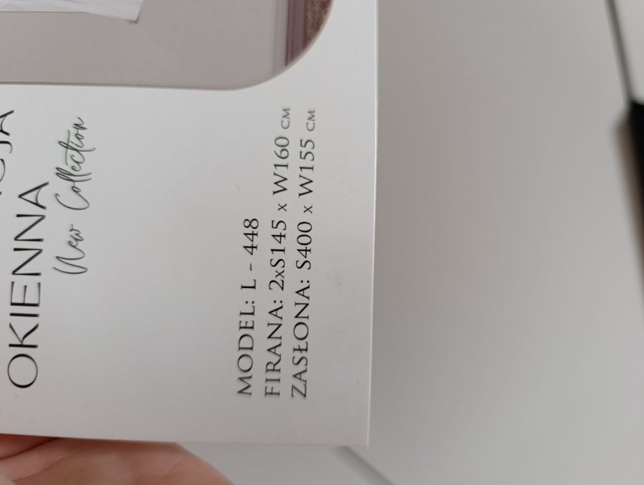 Firana z zasłonami i dekoracjami