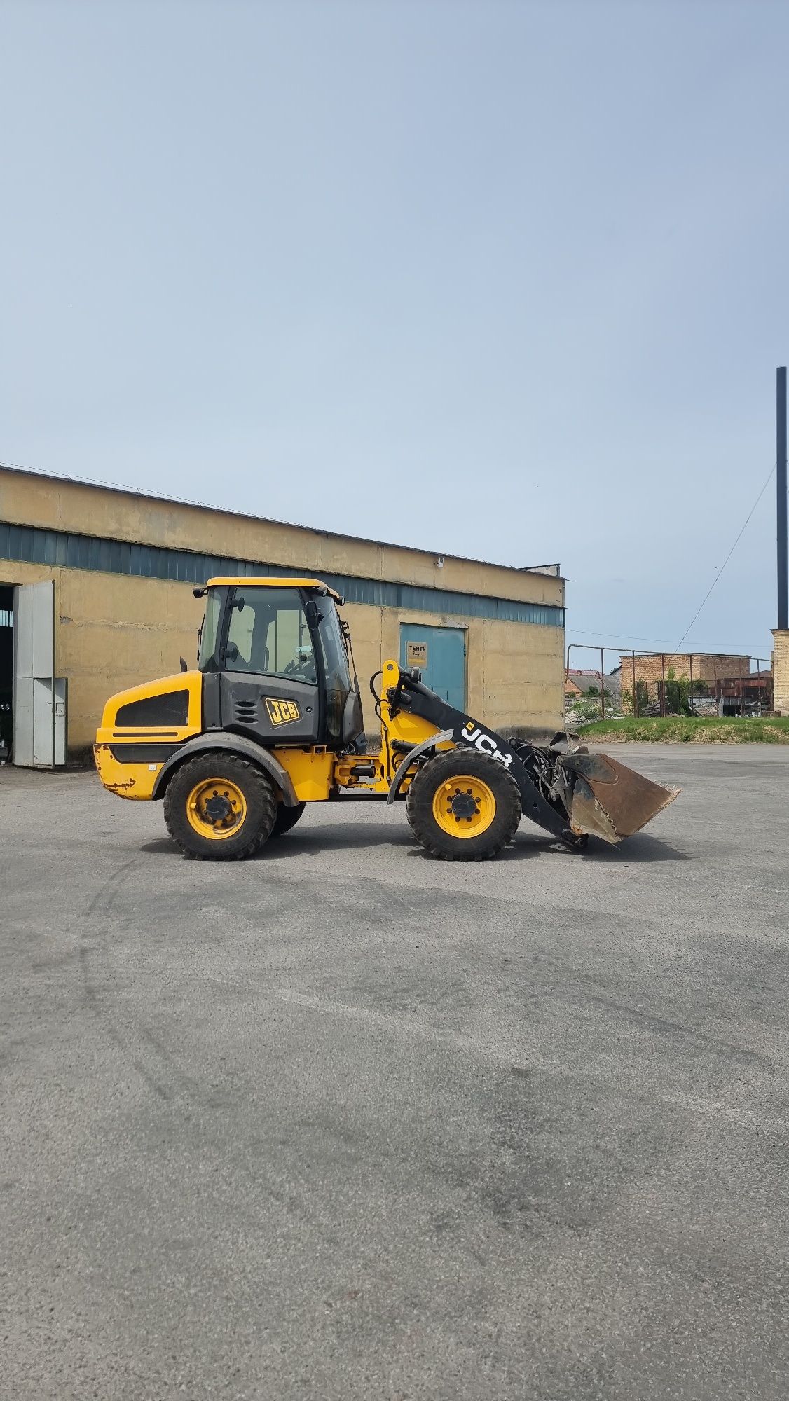 Свіжопривезений навантажувач фронтальний jcb