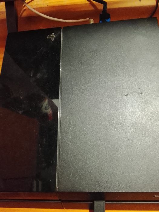 Ps4 modelo fat 500 GB de memória com comando e os respectivos cabos