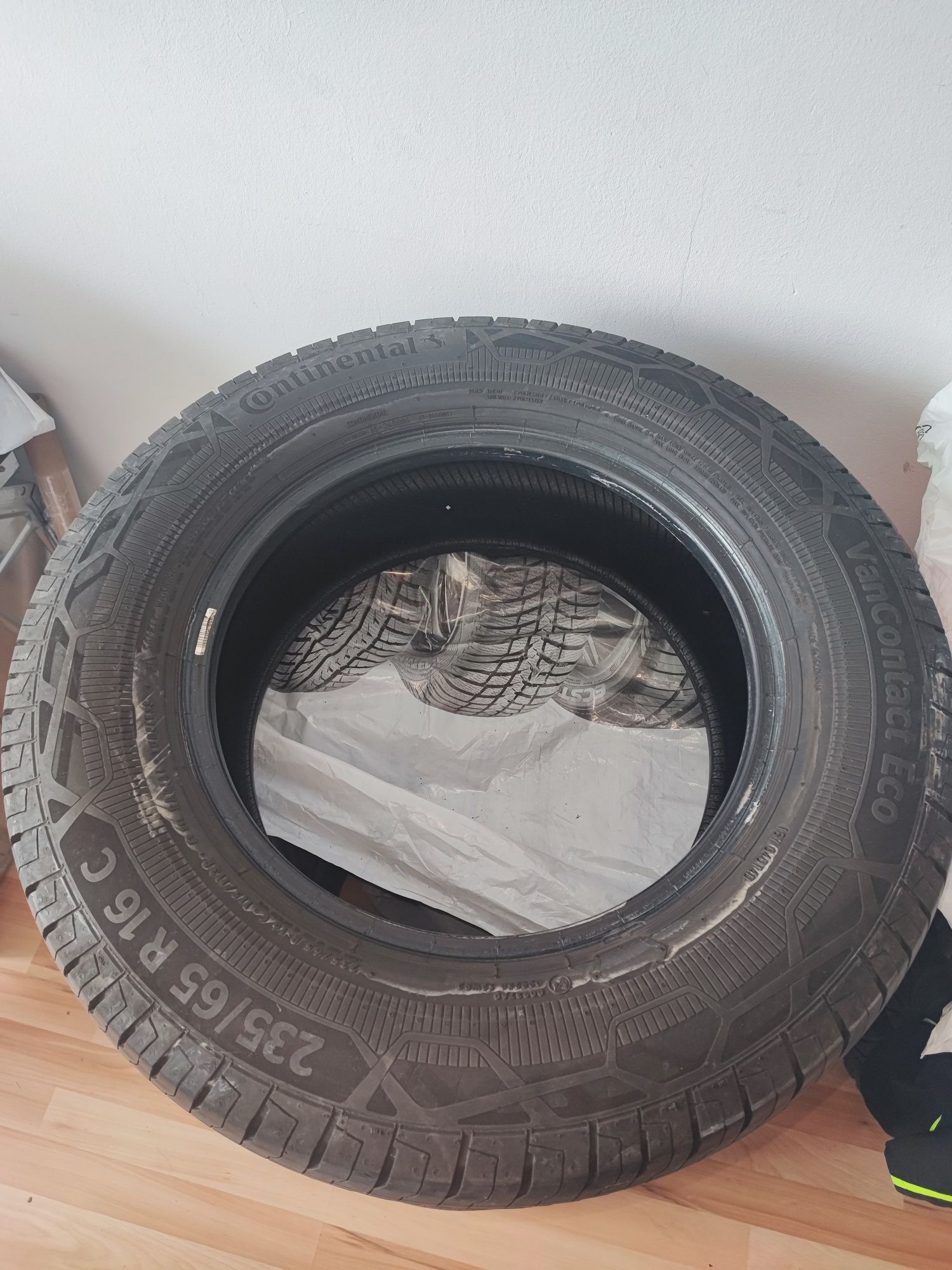 Продам резину 235 65 r16 c Continental (2920)
