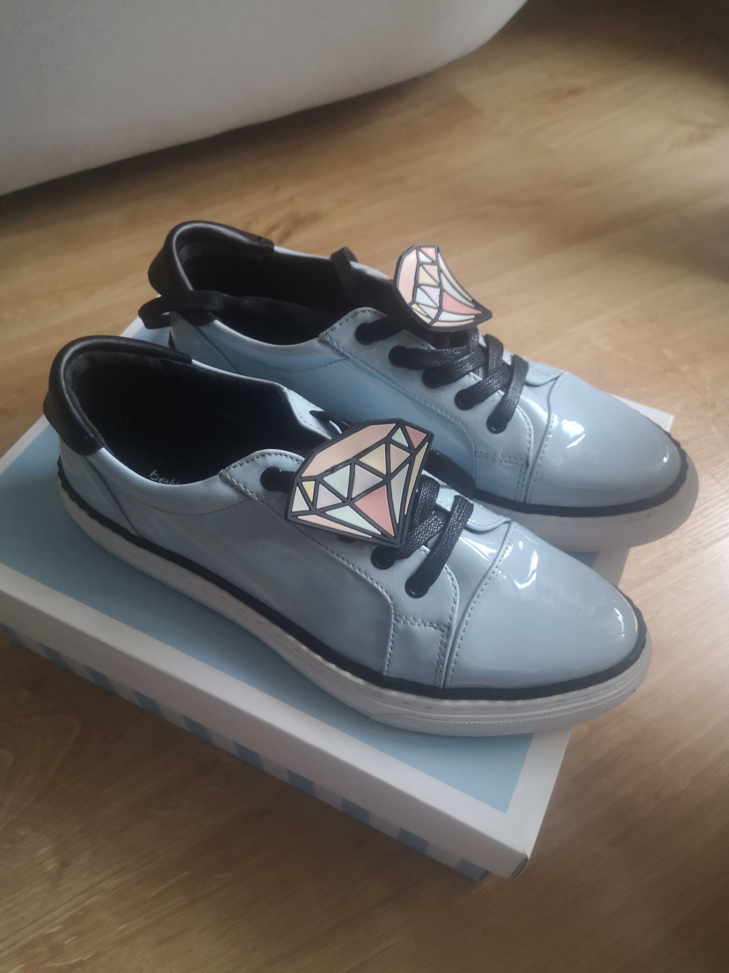 Nowe błękitne lakierowane trampki rozmiar 38