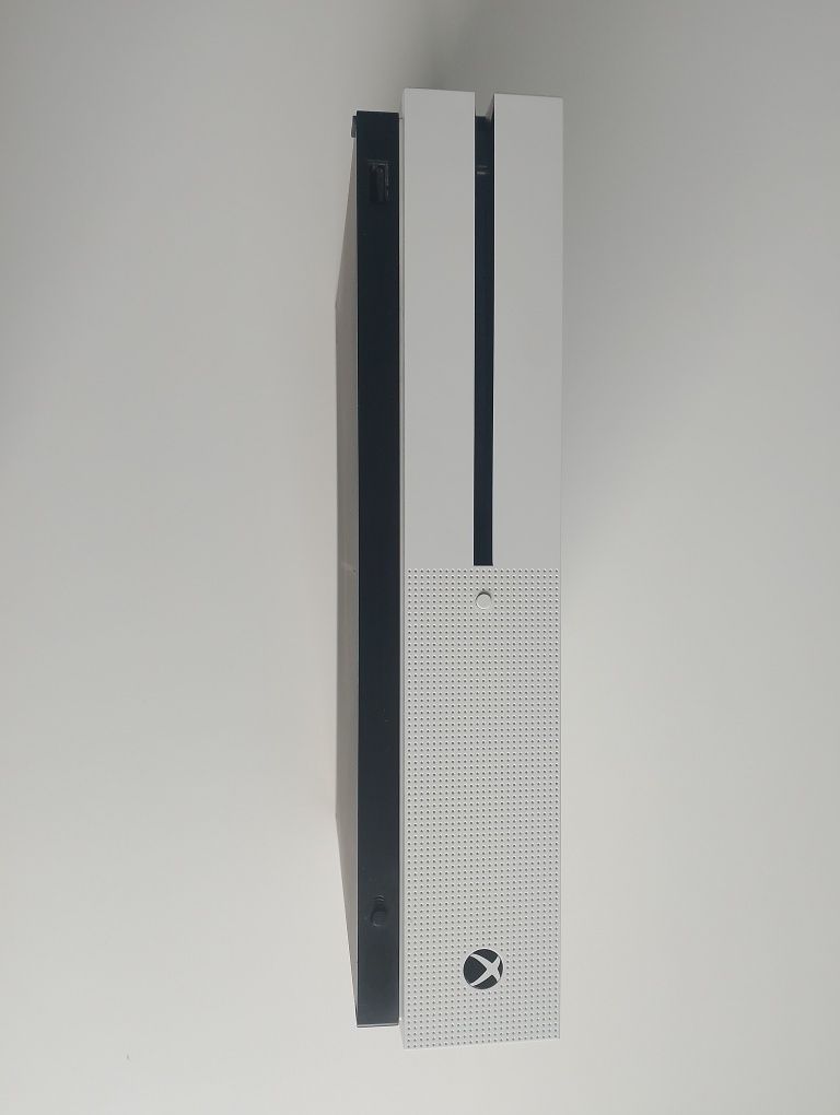 Xbox One S 1TB + pad + 9 gier, Stan idealny