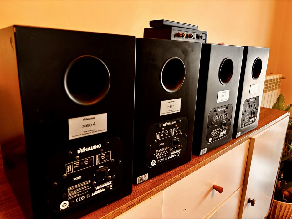 Colunas Dynaudio XEO 4 + Dynaudio HUB